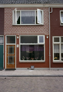 821860 Gezicht op de voorgevel van het huis Krijtstraat 55 te Utrecht.